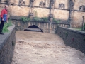 Río a su paso bajo el claustro de la iglesia parroquial de San Miguel