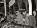 JOSE GOÑI, JARDINERO DE VILLA ZINZA COMPRANDO HACHAS EN UN PUESTO EN ATEGORRIETA. (Foto 1/1)