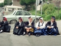 Jóvenes vestidas con trajes tradicionales de Galicia