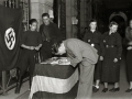JOVENES NAZIS ALEMANES JUNTO A UNA MESA DE FIRMAS BAJO LOS ARCOS DE LA DIPUTACION FORAL DE GIPUZKOA. (Foto 1/1)