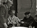 JUAN REPISO, JULIO CARO BAROJA Y JOAQUIN MUÑOZ BAROJA EN LA PLAZA DE GIPUZKOA. (Foto 1/3)