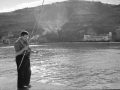 Hombre pescando en el puerto de Ondarroa