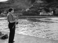 Hombre pescando en el puerto de Ondarroa