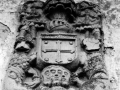 "Oronoz (Navarra) ´Arretxea´. Escudo con tricéfalo por debajo"
