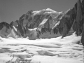 Mont Blanc Glaciar del Gigante aldetik ikusita, Gran Capuchin eskubian duela