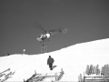 Goûter. Helikopteroa aterpetxe berriaren eraikuntzarako materiala garraiatzen