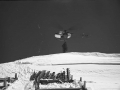Goûter. Helikopteroa aterpetxe berriaren eraikuntzarako materiala garraiatzen