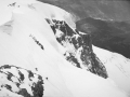 Mendizale batzuk Jungfraujoch mendi-estazioaren horma bat eskalatzen