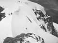 Mendizale batzuk Jungfraujoch mendi-estazioaren horma bat eskalatzen