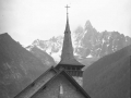 Les Praz elizaren ataria, Aiguille Verte eta Aiguille du Dru mendiak atzekaldean dituelarik