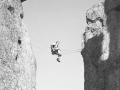 Gizona tirolina egiten Aiguilles de Clochetons-en, Irhez Ikhelloum-ko bailaran