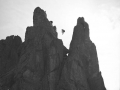 Lagun-talde bat tirolina egiten Aiguilles de Clochetons-en, Irhez Ikhelloum-go bailaran