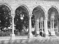 Saint-Gaudens (Frantzia). Klaustroa jardinean eta Mari Paz
