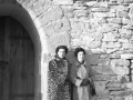 "Mendoza. Maite y Mary Paz a la entrada del castillo"