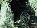 Oier San Martin sentado junto a los restos de un horno calero en el monte Jaizkibel