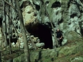 Juan San Martin junto a la entrada de una cueva con murete de piedra seca en el monte Jaizkibel