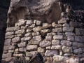 Cueva con murete de piedra de sillarejo en el monte Jaizkibel