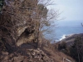 Abrigo rocoso con murete de piedra de sillarejo en el monte Jaizkibel