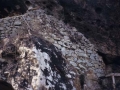 Muro de cerramiento sobre abrigo rocoso en el monte Jaizkibel