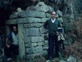 Julián Bandaormaechea y Bitoriano Gandiaga junto a los restos de pared de un horno calero en el monte Jaizkibel