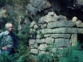 Julio Caro Baroja observando los restos de un horno calero en el monte Jaizkibel