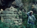 Julio Caro Baroja junto a los restos de un muro en un abrigo rocoso del monte Jaizkibel