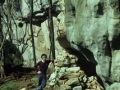 Oier San Martin junto a una cueva con muro de cerramiento en el monte Jaizkibel