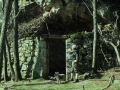 Juan San Martin junto a la entrada de una construcción en un abrigo rocoso del monte Jaizkibel