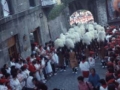 Escuadra de hatxeros subiendo por la calle Mayor y pasando por el arco de Santa María