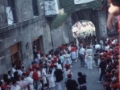 Escuadra de hatxeros bajo el arco de Santa María y subiendo la calle Mayor