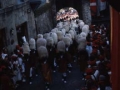 Hatxeros con sus típicos morriones en su paso por el arco de Santa María y subiendo la calle Mayor