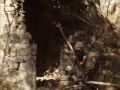 Juan San Martin observando una construcción en un abrigo rocoso en el monte Jaizkibel