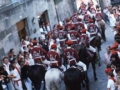 La artillería bajando la calle Mayor a su paso por el arco de Santa María