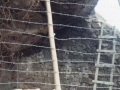 Construcción de piedra con una escalera y alambres en un abrigo rocoso en el monte Jaizkibel
