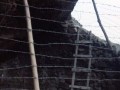 Construcción de piedra con una escalera y alambres en un abrigo rocoso del monte Jaizkibel