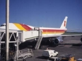 Iberia konpainiako hegazkina, airoportuan