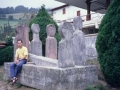 Oier San Martin ´Santiago Biderako zazpi estela´ monumentuan eserita