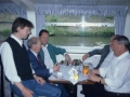 Juan San Martin con un grupo durante un paseo turístico en barco por un canal de Berlín