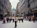 Desfile folclórico por una calle de Viena