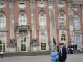 Mari Paz Ibeas e Iñaki Etxeberria frente al Palacio Neues