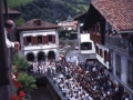 Ezpata-dantza al lado de los pretiles del río Onín