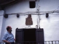 Javier Sagarzazu observando el escudo de armas de la fachada del caserío Artzu