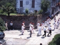 Ezpatadantzaris bailando por las calles de Lesaka