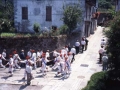 Ezpatadantzaris bailando por las calles de Lesaka