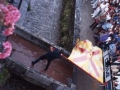 Bandera al son del Tantirumairu ondeada sobre el puente