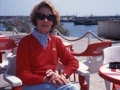 Mari Paz Ibeas sentada en una terraza frente al puerto de Hondarribia