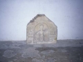 Talla de piedra que representa a un personaje enmarcado en un nicho