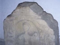 Talla de piedra que representa a un personaje enmarcado en un nicho