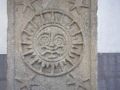 Crucero con los símbolos del sol y las estrellas en el exterior de la iglesia de San Vicente