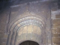 Arco de herradura sobre una puerta en la iglesia Santa María de la Asunción